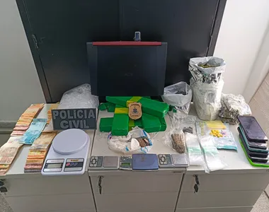 Polícia apreendeu dinheiro, entorpecentes, celulares e notebooks