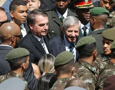 Bolsonaro colado com as Forças Armadas