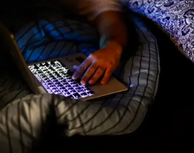 Criança foi atraída pelas redes sociais