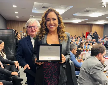Daniela Mercury recebe placa