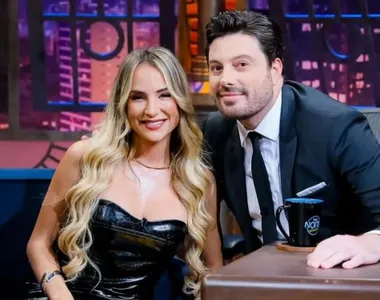 Gabi Martins e Danilo Gentili durante programa