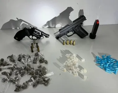 Armas e drogas foram encontradas com a dupla