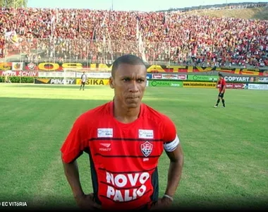 Meia Jackson em partida do Vitória