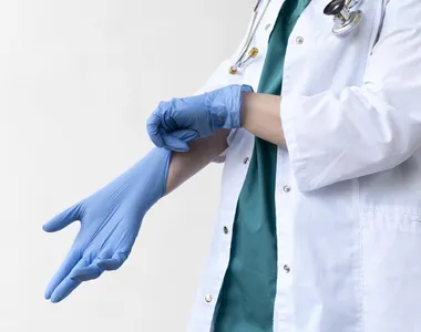 Médica fajuta dava golpes nos pacientes