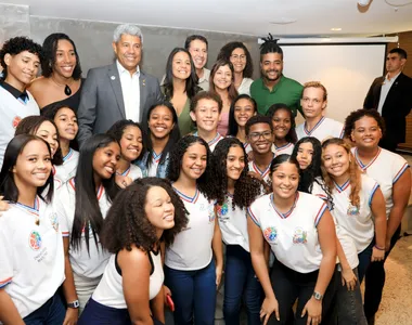 Jerônimo Rodrigues junto aos estudantes