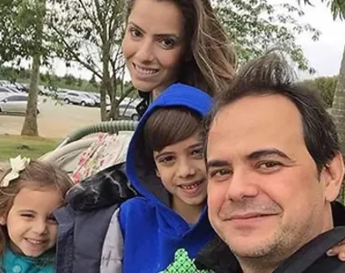 Carioca ao lado de sua esposa e filhos