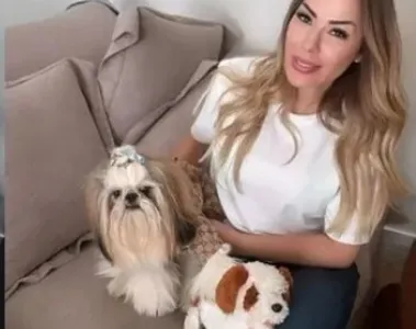 A influenciadora Ju Isen posa com seus dois pets
