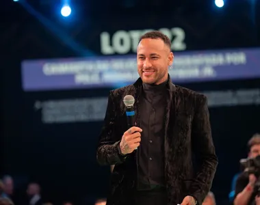 Neymar realiza leilão beneficente com itens exclusivos