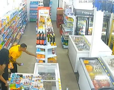 Vítima estava com jovem que foi executado em loja