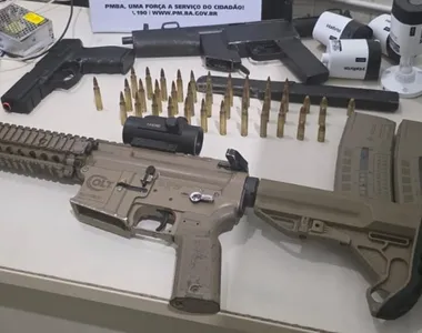 Uma das armas apreendidas na ação foi uma metralhadora de fabricação caseira