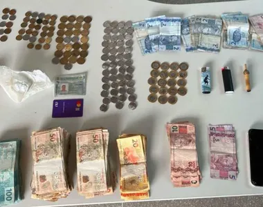 Material apreendido pelos policiais na ação