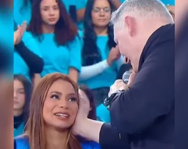 Cantora se emocionou com as palavras do religioso