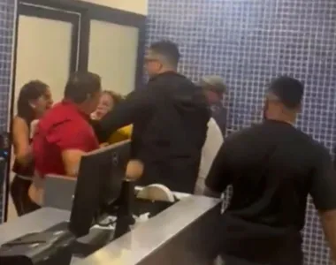 Os passageiros estavam estressados por causa do cancelamento do voo