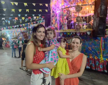 Amigas de dois anos já estão curtindo as festas juninas