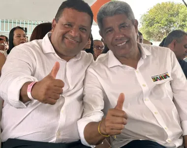 Prefeito de Itagi, Saulo Islan, ao lado do governador Jerônimo Rodrigues
