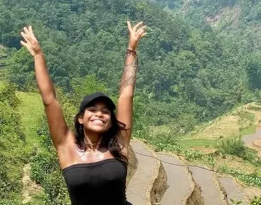 A brasileira de 26 anos caiu em um penhasco no último sábado (21)