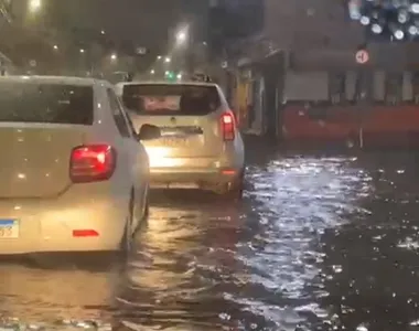 Avenida ficou completamente alagada após forte chuva