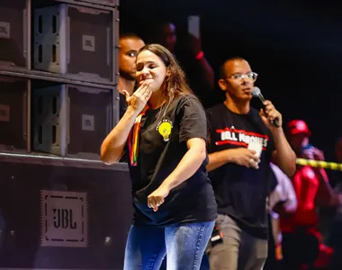 Participação nos shows vai além da tradução técnica das letras