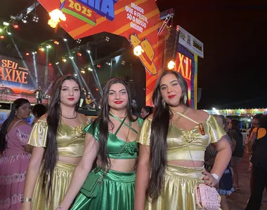Família foi para o parque com as tradicionais vestimentas dos ciganos