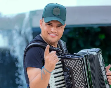 Tarcísio do Acordeon é um cantor e músico do Ceará