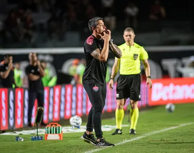 Thiago Carpini, técnico do Vitória