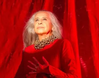 Maria Bethânia tem 79 anos e celebra 60 de carreira