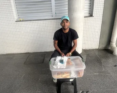 André Luiz vende salgados nas ruas de Lauro de Freitas