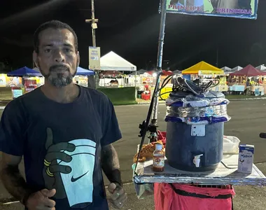Vendedor ensinou o ritual para tomar a bebida