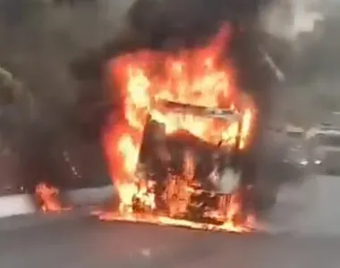 Carreta pega fogo na BR-020 e mobiliza bombeiros no oeste da Bahia