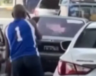Homem se levanta da cadeira de rodas e ataca carro