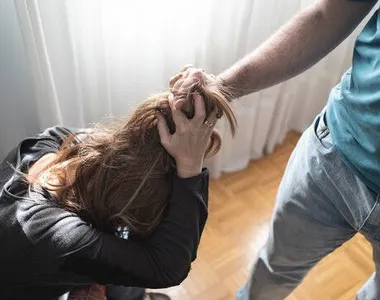 Com tornozeleira rompida, homem atacou a mulher