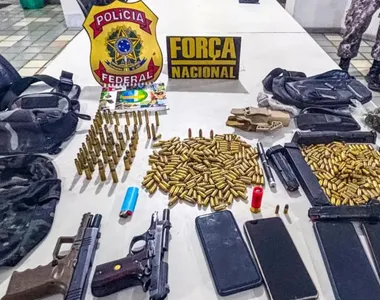 Armas, munições e celulares foram apreendidas pela PF