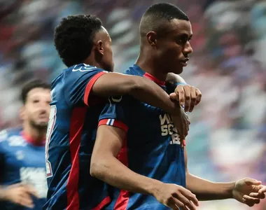 Volante Erick também vinha jogando na lateral-direita