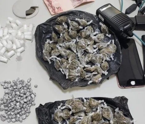 Imagem ilustrativa da imagem Polícia Militar apreende mais de 200 porções de drogas em Pernambués