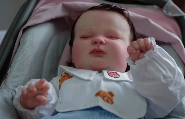 Imagem ilustrativa da imagem Criança de 4 meses é agredida após homem achar que era bebê reborn
