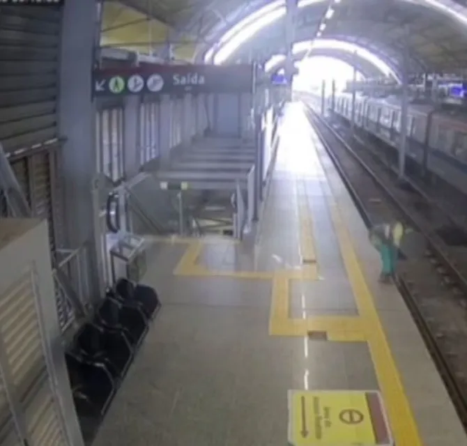 Imagem ilustrativa da imagem Veja momento em que homem tenta atravessar trilho do metrô em Salvador