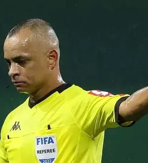 Imagem ilustrativa da imagem Após atuar no Mundial de Clubes, árbitro brasileiro apita em baba