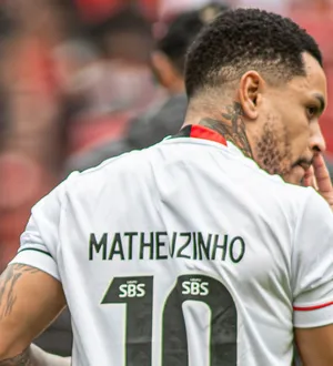 Imagem ilustrativa da imagem Enrolado na Série A, Vitória pode perder camisa 10; entenda tudo