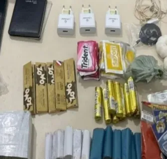 Imagem ilustrativa da imagem 'Descarado' é preso tentando entregar celulares e maconha em presídio