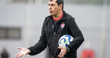 Imagem ilustrativa da imagem Com novidades entre os relacionados, Carille comanda treino no Vitória