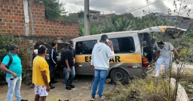Imagem ilustrativa da imagem Motorista de van escolar morre após veículo bater em muro