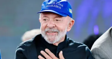 Imagem ilustrativa da imagem Na mesma moeda: Lula assina Lei da Reciprocidade após tarifaço dos EUA