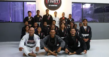Imagem ilustrativa da imagem Projeto leva o jiu-jitsu para todos e forma cidadãos no CT Fight Club