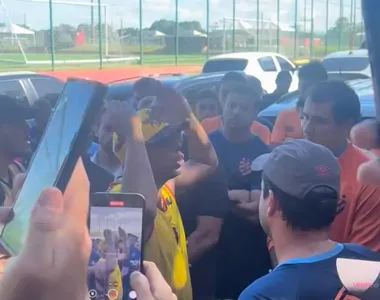 Torcedores do Sport protestam durante treino