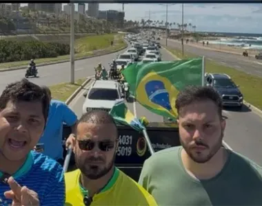 Diego Castro, de azul, à frente da carreata de apoio ao ex-presidente Bolsonaro