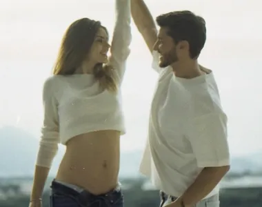 Camila Queiroz e Klebber Toledo vão ter um bebê