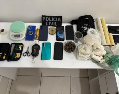 Diversos tipos de drogas foram apreendidas