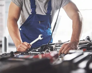 Homem estava realizando reparos em seu veículo