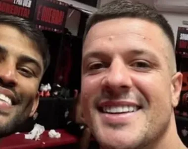 Renato Kayzer e Ronald se abraçam após briga em Vitória x Bragantino