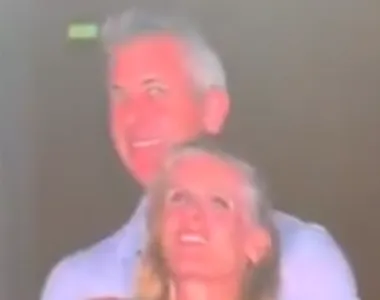 Esposa apaga sobrenome após marido ser flagrado com amante no show do Coldplay